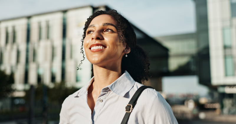 Woman working into the sunshine from work