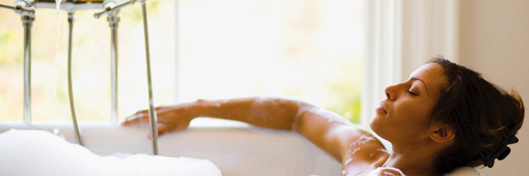 Relaxing in a bath to treat endo symptoms