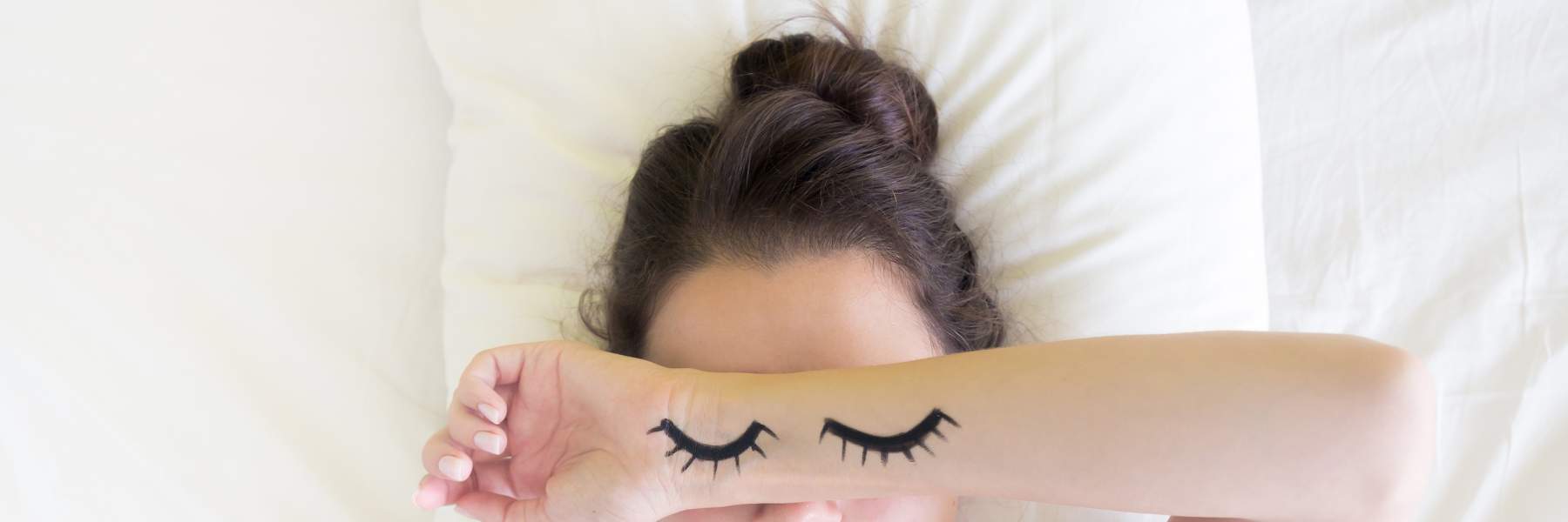 Woman sleeping to help reduce endo symptoms