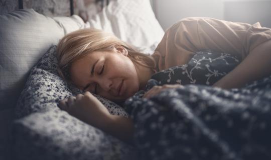 Woman sleeping to help reduce endo symptoms