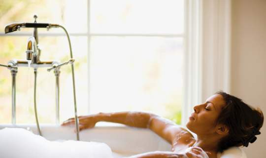 Relaxing in a bath to treat endo symptoms