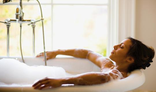 Relaxing in a bath to treat endo symptoms